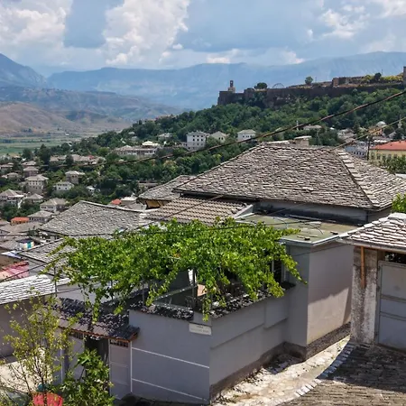 Old Bazaar Balcony Feriehus Gjirokastër